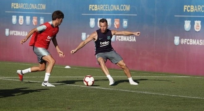 Qualidade técnica de Arthur tem impressionado comissão técnica do Barça