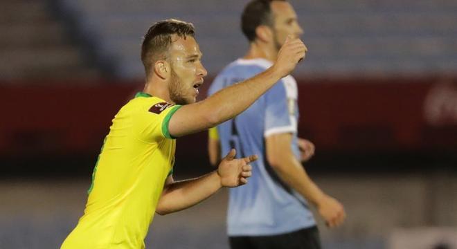 Arthur comemora gol que abriu caminho para vitória do Brasil