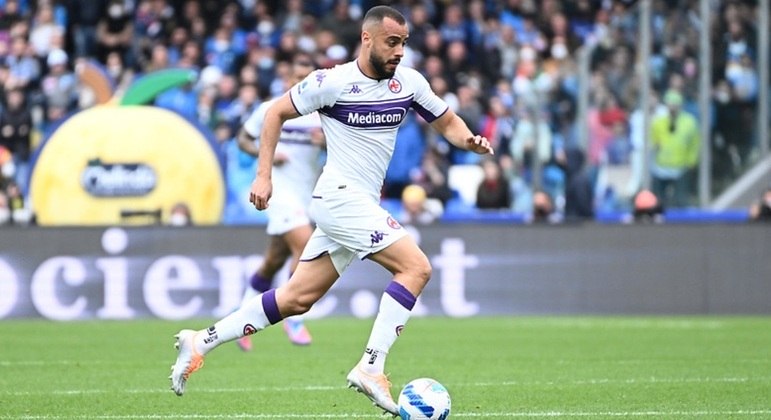 Arthur Cabral domina a bola em partida da Fiorentina contra o Napoli pelo Italiano