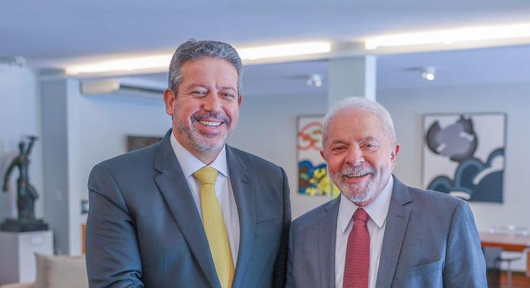 O presidente da Câmara, Arthur Lira (PP-AL), e o presidente eleito, Luiz Inácio Lula da Silva (PT)
