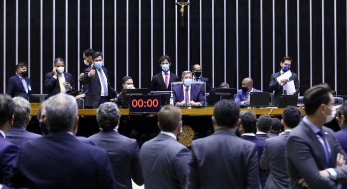 Arthur Lira preside sessão que aprovou mudanças nas regras eleitorais