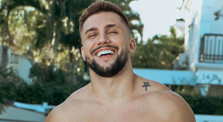 Arthur Picoli diz que fez pix de R$ 20 mil sem querer enquanto estava bêbado
