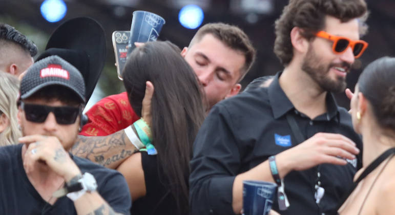 Arthur Picoli e Marina Fabris se beijam no Caldas Country Festival
