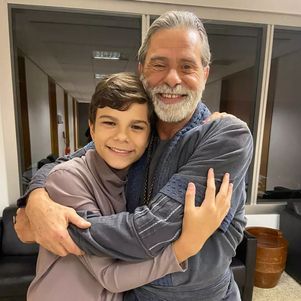 Marcos Winter, na foto com Arthur Valadares, despede-se de "Reis"