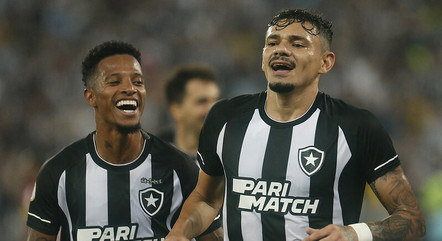 Artilheiro do Botafogo, Tiquinho Soares marcou dois gols contra o Fortaleza