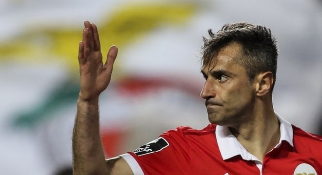 Artilheiro do último Campeonato Português com 34 gols, o atacante brasileiro Jonas está com os dias contados no Benfica. Segundo o jornal "A Bola", ele recebeu uma proposta tentadora do Al Hilal, da Arábia Saudita, e pode sair. Os Encarnados receberiam 14 milhões de euros (R$ 62 milhões) na negociação 