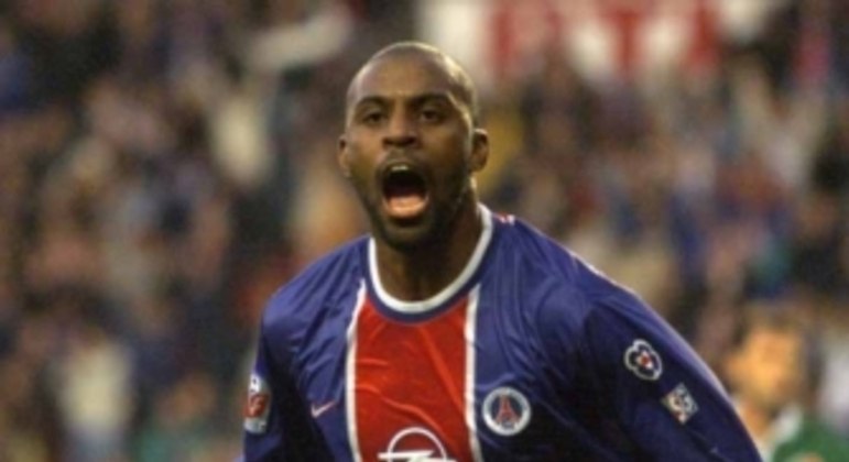 Artilheiro no Inter e no Grêmio, o ex-atacante Christian fez 28 gols pelo PSG entre 1999 e 2001