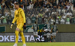 O Campeonato Brasileiro está pegando fogo! Após 33 rodadas, o Botafogo segue na primeira posição, embora venha de quatro partidas sem vencer, com Palmeiras, Bragantino e Grêmio fechando o G4. Na disputa individual pela artilharia, grandes nomes do futebol nacional brigam jogo a jogo para deixar sua marca e, de quebra, ajudar o seu time. Confira abaixo o ranking de artilheiros da competição: