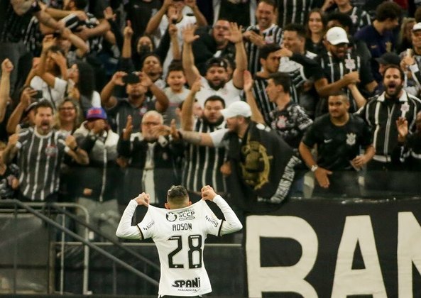 Adson Em boa fase, o atacante é o segundo jogador do Corinthians na lista, com três gols