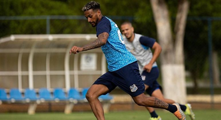 Junior TodinhoEmpatado com outros sete jogadores, o atacante do Água Santa marcou três gols 