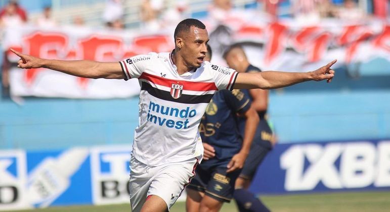 Salatiel oito nomes se dividem na quarta colocação. Um deles é o atacante do Botafogo-SP, com quatro gols
