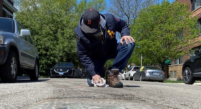 Jim Bachor preenche buracos nas vias com mosaicos em meio à pandemia