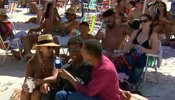 Artista inova ao construir bancos com areia em praia do Rio de Janeiro (Reprodução / RECORD)