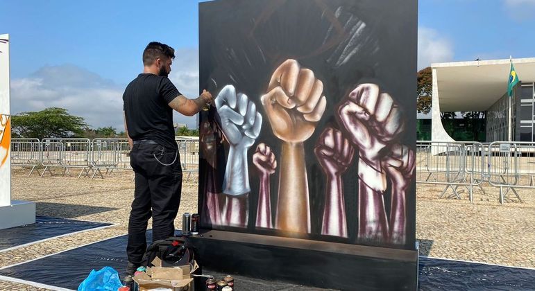 Artista pintando na Praça dos Três Poderes 