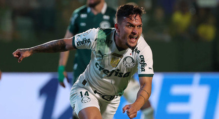 Artur comemora gol pelo Palmeiras