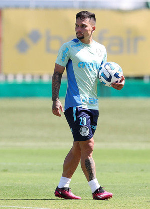 Artur em treino pelo Palmeiras