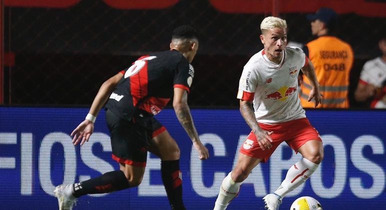 Artur vai para cima da defesa do Atlético