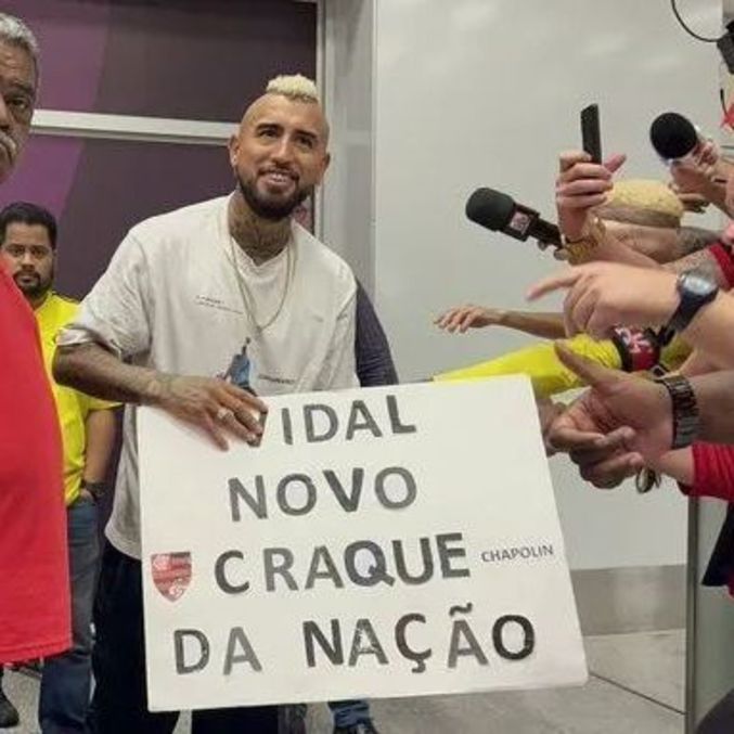 Vidal sendo recepcionado no aeroporto do Galeão por torcedores do Flamengo