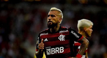 Arturo Vidal com a camisa do Flamengo