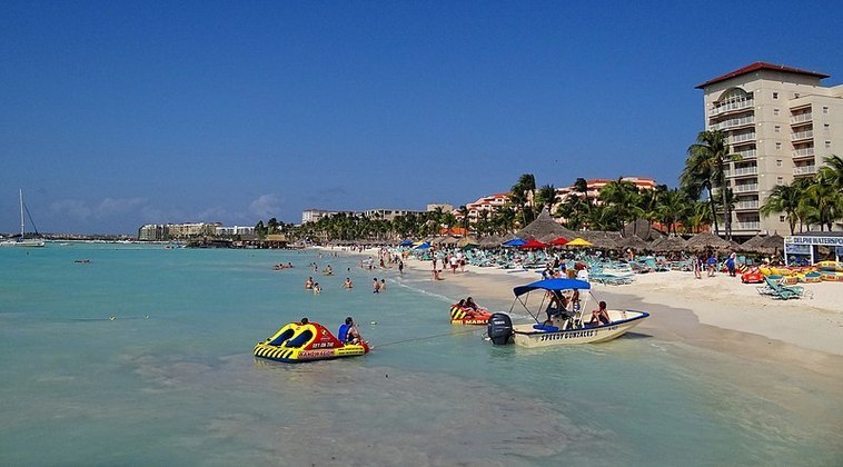 ArubaAruba proibiu protetores solares contendo oxibenzona desde julho de 2020 como parte de uma lei ambiental mais ampla que proíbe plásticos descartáveis. A restrição proíbe a importação, venda e produção de protetor solar contendo oxibenzona, de acordo com o conselho de turismo de Aruba, que recomenda que os turistas levem apenas protetores solares seguros para recifes se não planejam comprar o produto na ilha