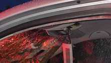 Árvore cai em cima de carro em movimento no Distrito Federal