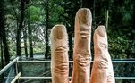A Mão Gigante de Vyrnwy (em referência ao nome da floresta onde está, conhecida como Gigantes de Vyrnwy) foi esculpida por Simon O'Rourke, um artista ambientalista inglês, especializado em escultura em madeira