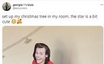 Este fã do One Direction, de um local desconhecido, optou por uma estrela brilhante diferente para sentar no topo de sua árvore este ano, substituindo o ornamento típico por uma imagem de um sorridente Harry Styles