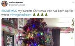 Uma mulher chamada Melissa, do Reino Unido, postou uma foto no Twitter da árvore de Natal de seus pais com uma aparência retrô, que ela diz já estar montada há semanas