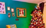 Este cão mimado foi fotografado chutando e relaxando ao lado da árvore de Natal lindamente colorida de seu dono, combinando com a decoração da sala de estar
