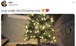 No cenário festivo mais reconfortante, este cachorro sonolento fica aconchegante debaixo da árvore de Natal que sua dona Julia colocou esta semana, apesar do Natal estar a um mês de distância 