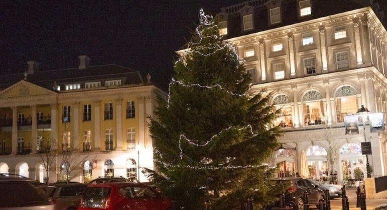 Árvore de Natal de cidade projetada pelo rei Charles 3º é alvo de piadas no  Reino Unido - Notícias - R7 Internacional
