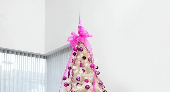 arvore de natal branca com rosa