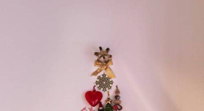 arvore de natal de adesivos e enfeites