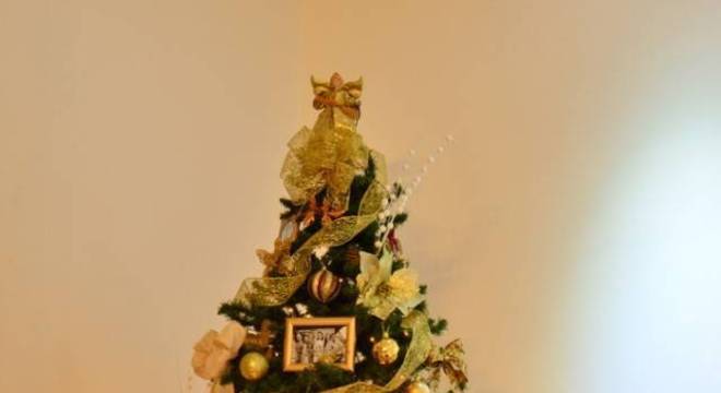 arvore de natal dourada com retratos