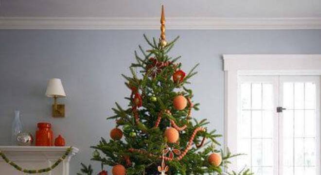 arvore de natal laranja com bolinhas fofas