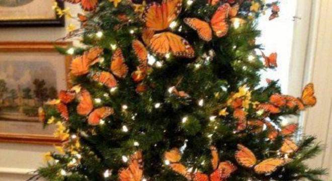 arvore de natal laranja com borboletas