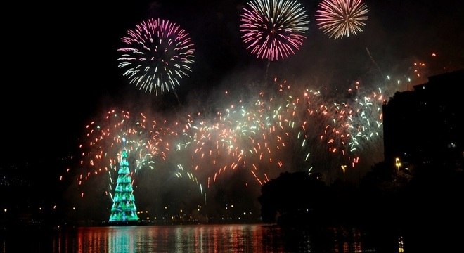 Carioca pode ver até janeiro maior árvore de Natal flutuante do mundo -  Notícias - R7 Rio de Janeiro