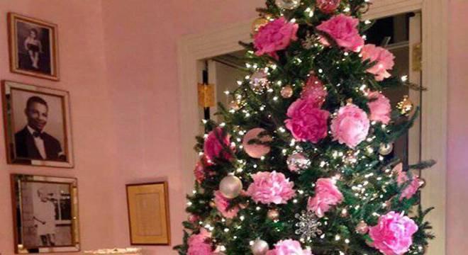 arvore de natal rosa com enfeites