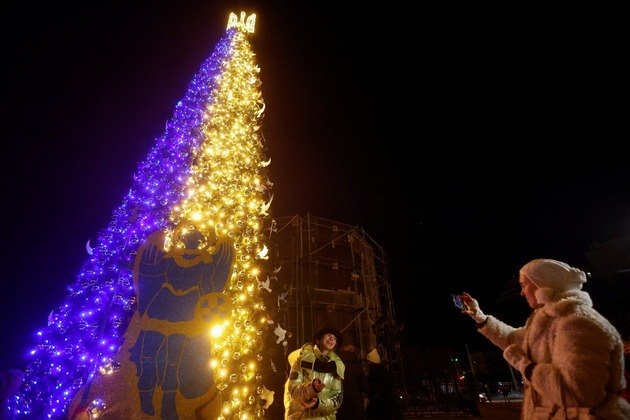Autoridades ucranianas colocaram uma pequena árvore de Natal no centro de Kiev mesmo durante os bombardeios russos contra várias infraestruturas críticas da capital, e garantiram aos cidadãos que não permitirão que a Rússia 