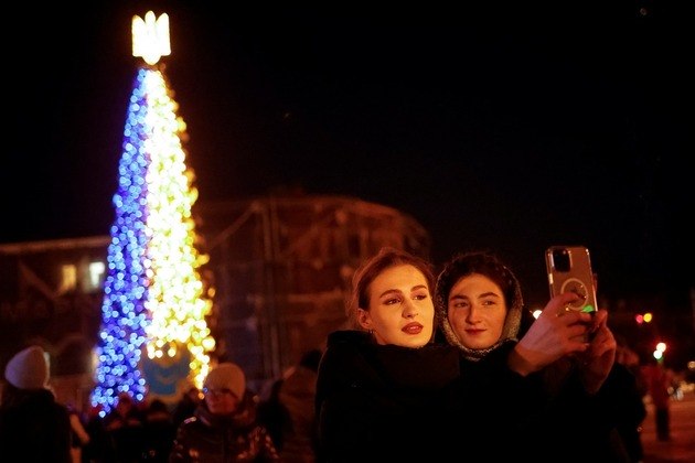 Segundo a tradição local, os ucranianos comemoram o Natal em 7 de janeiro, mas várias pesquisas revelam que um número crescente de pessoas prefere celebrá-lo em 25 de dezembro. Uma pesquisa da Interfax-Ucrânia mostra que o apoio a essa mudança aumentou de 26% em 2021 para 44% em 2022