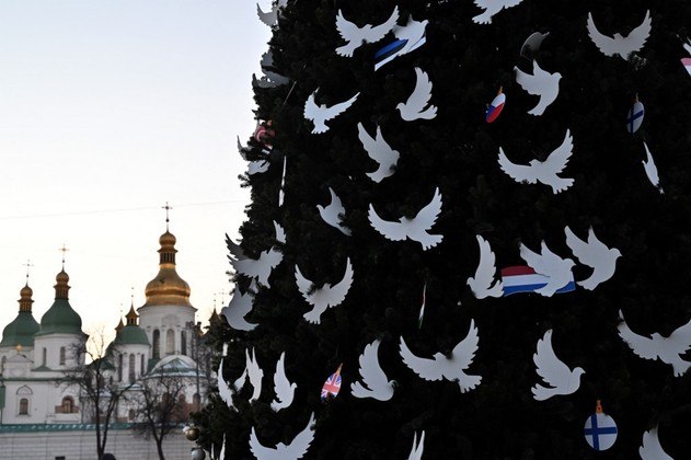 A árvore artificial tem 12 metros de altura e está decorada com pombas da paz. Dezenas de moradores enfrentaram o frio congelante para admirar a árvore e não perderam a oportunidade de tirar selfies