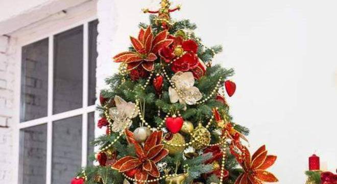 arvore de natal vermelha com detalhe dourado