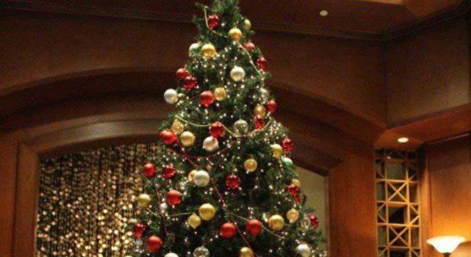 arvore de natal vermelha dourada e prata