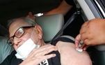 O humorista Ary Toledo, de 83 anos, foi vacinado, no dia 4 de março, contra a covid-19 dentro do carro, em um posto que funciona como drive-thru: 'Primeira dose de esperança', escreveu ele nas redes sociais
