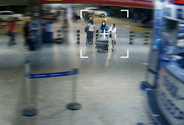 Às 20h27, duas mulheres chegam com malas ao aeroporto de Guarulhos. 