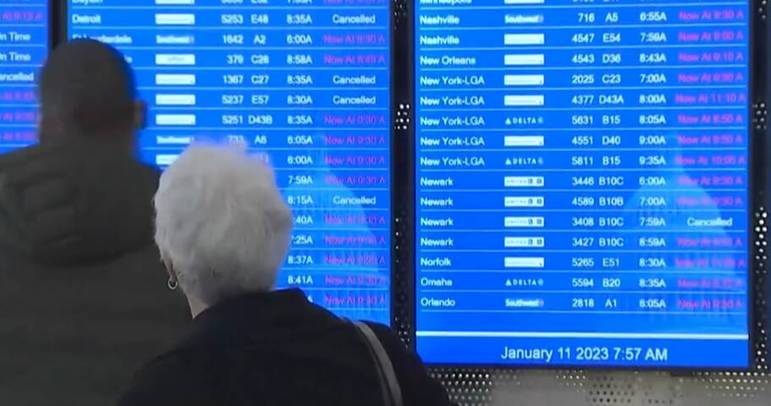 Às 8h da manhã já eram 2.500 voos atrasados. Cerca de 250 foram cancelados. E os atrasos foram se acumulando. 