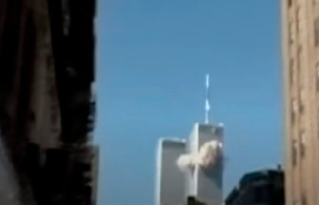 Às 8h46, o avião que fazia o voo 11 de Boston para Los Angeles, com 11 tripulantes e 81 passageiros, atingiu a torre norte do World Trade Center. As torres gêmeas tinham 110 andares. 