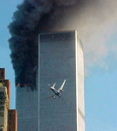 Às 9h03, a torre sul foi atingida pelo avião do voo 175 (na foto, prestes a bater no prédio). O voo Boston-Los Angeles tinha 9 tripulantes e 56 passageiros. O segundo ataque deixou claro para o mundo, que assistia ao vivo pela TV, que não se tratava de acidente, mas de ato orquestrado por radicais. 