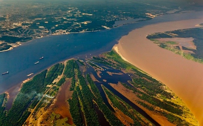 As águas escuras do Rio Negro e as águas barrentas - mas mais claras - do Rio Solimões se juntam num espetáculo notável.