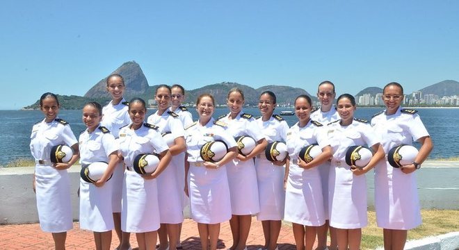 Contra-almirante Dalva com as aspirantes da turma de 2014, a primeira de mulheres na Escola Naval 